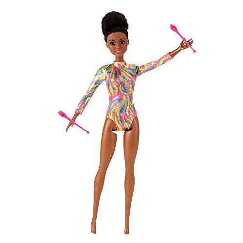 Barbie GTW37 - Brünette Puppe rhythmische Sportgymnastin (ca. 30 cm) mit schillerndem Metallic-Gymnastikanzug, 2 Keulen und Band, tolles Geschenk für Kinder ab 3 Jahren – Bild 4