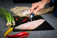 RÖSLE Grätenzange, Hochwertige Zange zum Entfernen von Fischgräten, Edelstahl 18/10, matt, spülmaschinengeeignet – Ansicht 2