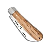 couteau breton gwalarn ⭐Le couteau L'Armor est un modèle élégant et pratique, idéal pour les amateurs de couteaux authentiques. Avec sa taille fermée de 10,5 cm et sa lame en acier inoxydable 12C27 de 8,5 cm, ce couteau offre un excellent compromis entre performance et portabilité. La mitre en acier inoxydable assure robustesse et durabilité, tandis que le manche en bois d’olivier, orné d’un nœud plat et d’un trou passe-lacet, ajoute une touche rustique et fonctionnelle. Livré avec un certificat d'origine et une garantie, ce couteau est conçu pour durer.