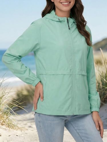 Chaqueta cortavientos mujer impermeable y funcional con capucha 3