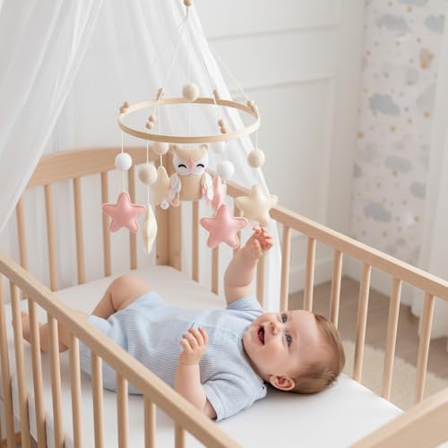 Móvil de cuna artesanal con bolas de fieltro y estrellas decorativas 4