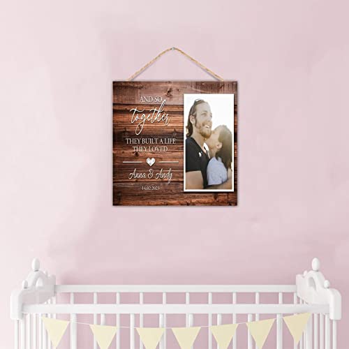 Letrero de madera And So Together para decoración de boda 7