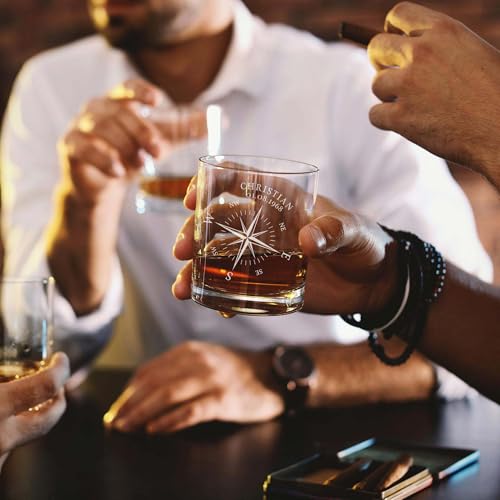 Foto von AMAVEL Whiskyglas mit Gravur Kompass, Personalisierte Geschenke mit Namen und Datum, Whiskey Geschenke für Männer, Tumbler Glas, Füllmenge: 320 ml