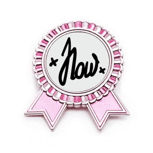 Broche Now rose en métal M pin's rigide pour veste
