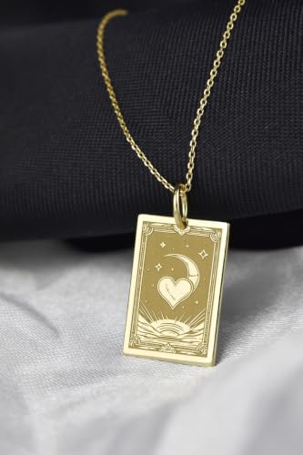 Collier pendentif cœur et lune gravés pour un style bohème chic
