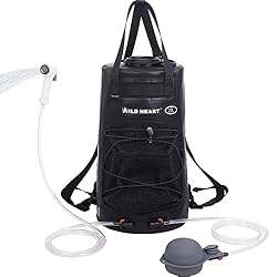 WILD HEART Doccia da Campeggio - Doccia Portatile 22L per Campeggio con Pompa a Pedale a Pressione e Tubo - Zaino per Doccia Solare per Campeggio (Nera)
