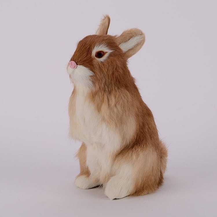 Statue de lapin réaliste contre la monotonie des pelouses et balcons tristes