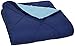 Produktbild AmazonBasics Wende-Steppdecke, Mikrofaser, Marineblau/Blau, 225X220cm
