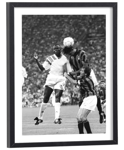 Générique Tableau Olympique de Marseille - Basile Boli 30 x 40 cm avec cadre en bois noir inclus - Affiche football noir et blanc