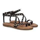 Sandalia plana de mujer con diseño romano y detalles metalicos decorativos, tachuelas. Cierre de hebilla en el tobillo. Suela ligera, acolchada y flexible. Ideal temporada verano. Negro Talla 38