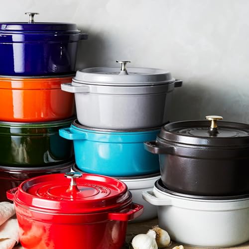 Cacerola Staub redonda de 4 cuartos color cereza de hierro fundido 8