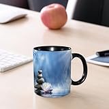 Entretien et Conservation : Pour préserver le magnifique aspect de la tasse, un nettoyage manuel est conseillé. Du fait de la fabrication artisanal, de légères variations de taille (jusqu'à 1 cm) peuvent exister. Lors du processus de conception, une petite zone non imprimée à proximité de l'anse est délibérément réservée pour souligner le caractère artisanal de la tasse.