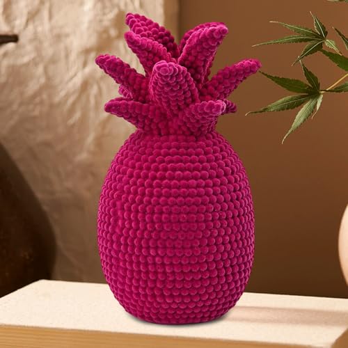 Statue d'ananas décorative sur une cheminée pour embellir votre maison