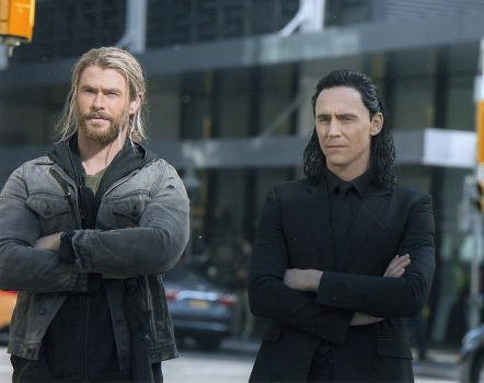 トムヒドルストン サイン　ラグナロク バトルロイヤルフィルム　　額縁　ロキ Amazon.co.jp: ブロマイド写真『マイティ・ソー バトルロイヤル