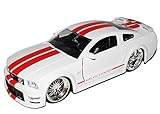 mustang 2005 v8 Fahrzeug ist ca 18 cm lang Ford Mustang V 1. Generation Shelby GT-500KR Weiss mit Roten Streifen 2004-2009 1/24 Jada Modell Auto