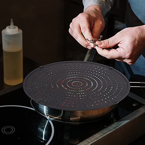 Tapar sartenes con seguridad usando el protector de salpicaduras de grasa para ollas de cocina 3