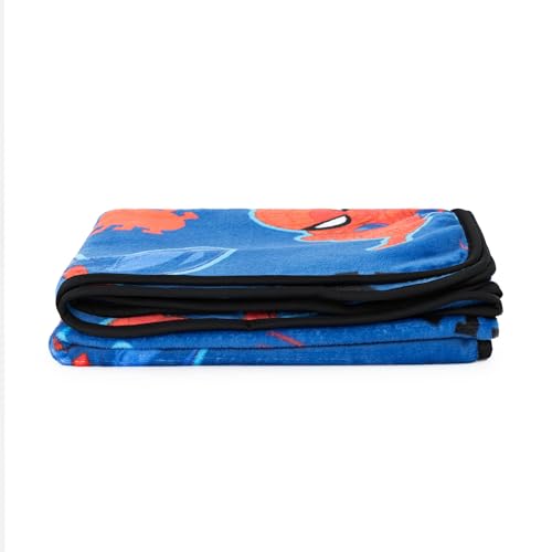Marvel Spiderman Kuschelset Plüsch-Minikissen & Decke 130 x 150 cm – Flauschige Decke mit Kissen für Kinder, weiches Kuschelset 2-teilig