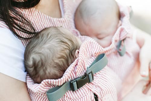 Weego TWIN – Die Original Babytrage für Zwillinge direkt nach der Geburt (bereits ab 1.800 Gramm) - einfach zu bedienen, ergonomisch, OEKO-TEX 100 - Modell „Red & White Seersucker“