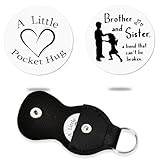 Münzanhänger für Schwester, Bruder, Geschenke für Teenager, Jungen, Mädchen: Die Liebesumarmung für Damen und Herren ist geeignet für jeden Anlass, die Größe des lustigen Schwestertaschen-Umarmungsspiels vom Bruder ist 3 cm, leicht zu tragen, kann in Rucksäcken, Taschen, Geldbörsen, Leder-Schlüsselanhängertaschen aufbewahrt werden, begleiten Sie sie jeden Moment durch die kleinen Umarmungen mit Leder-Schlüsselanhänger, lustige Weihnachtsgeschenke für Schwester, Bruder, Schwiegerbruder, vermisste Sie. Geschenk für Frauen. Herren, große kleine Schwester XS Geschenk für Damen und Mädchen