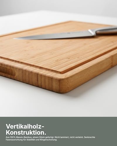 LARHN Schneidebrett aus Bambus, 38.5 x 25 x 2 cm, Massives Bambusbrett & Serviertablett mit Saftrille und integriertem Griff für Hobbyköche, vorgeölt 3