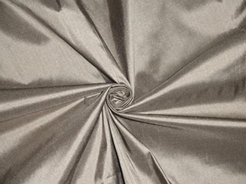 Tissu en soie marron clair anti-froissage pour créer des vêtements fluides