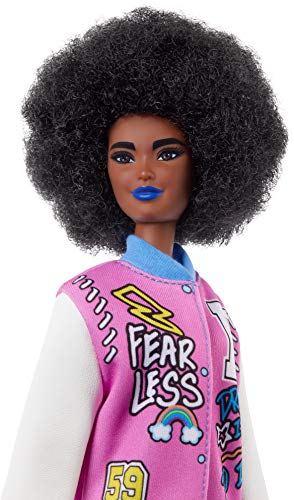 Barbie Fashionista Muñeca afroamericana con chaqueta beisbolera y accesorios de moda (Mattel GRB48)