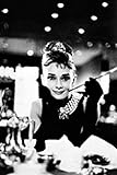 Dimensiones: 60,96 x 91,44 cm 1art1 - Póster de Audrey Hepburn en\"Desayuno con diamantes\" (91 x 61cm), en blanco y negro sin marco