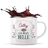 Légère mais costaude, elle supporte les chocs du quotidien et se glisse facilement dans un sac. C’est le parfait combo entre esthétique et praticité – idéale pour celles qui aiment les jolis objets… mais pas les trucs fragiles.