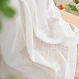 CORTINAS DE LINO SINTÉTICO: Más que simples cortinas translúcidas, estas cortinas de hilo abierto tienen diferentes grosores, lo que les da una apariencia única. Desde lejos, parecen de un color sólido, pero tienen una textura rica y variaciones tonales