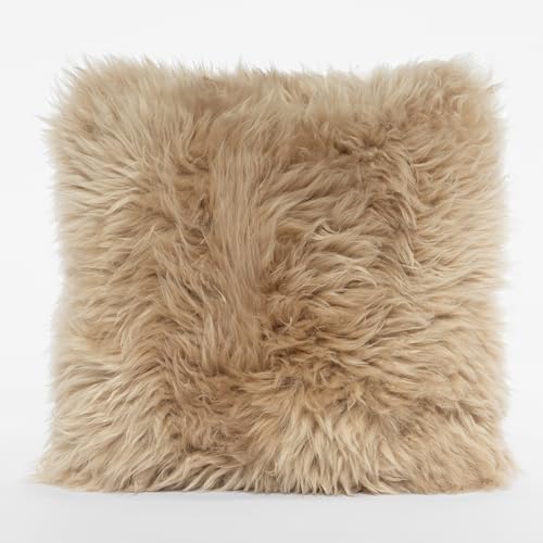 🧵 MATERIALI: Fronte in pelliccia di montone naturale 100%, retro in poliestere effetto scamosciato con zip. Imbottitura in fiocco di poliestere ignifugo con fodera in cotone 100%.