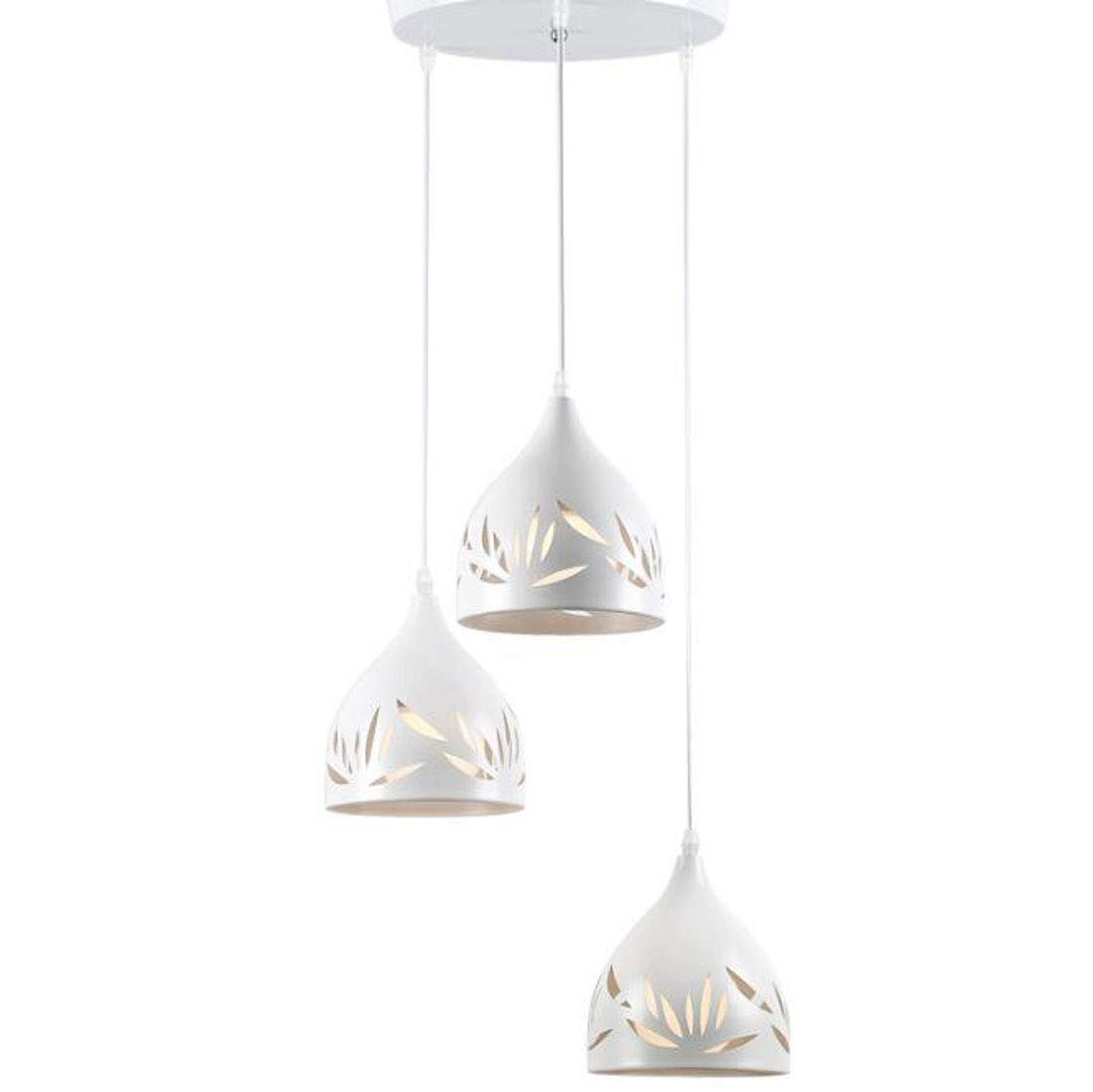 Lampe suspendue trois lumières blanche pour éclairer une table à manger