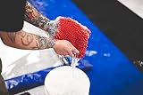 The Rag Company Rękawice z mikrofibry szenilowej z wypustkami, idealne do mycia i czyszczenia samochodów; nie rysują, nie strzępią się, dwustronne, miękkie i chłonne, czerwone, 2 szt.