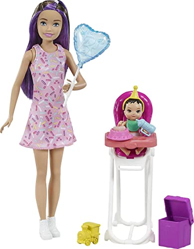 Barbie Grp40 - Skipper Babysitters inc. Zestaw Urodzinowy Z Lalką Opiekunki i Lalką Bobas (Czarne Włosy) Z Efektem Zmiany Koloru i Akcesoriami, dla Dzieci od 3 do 7 Lat