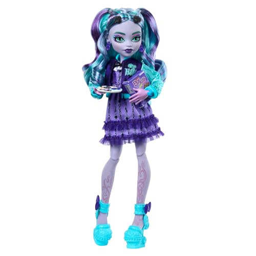 Monster High Poupée Twyla Journal des Horreurs, poupée Twyla et accessoires sur le thème du Club de jeux de société, avec blouson universitaire, album de promotion,...