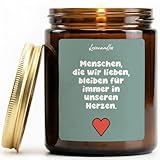 Menschen, die wir lieben, bleiben für immer in unseren Herzen - Duftkerze mit Spruch als Geschenk für Liebe, Erinnerung, Freundin & Freund, Partner/Partnerin, Lustige Vanille Duftkerzen im Glas