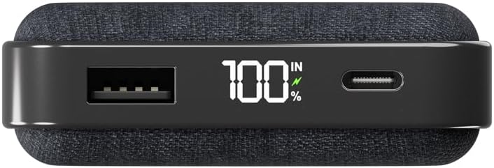 Nærbillede view of the Cygnett ChargePro Power Bank's top edge, showing the USB-A port, digital display indicating 100% charge, and USB-C input/output port.