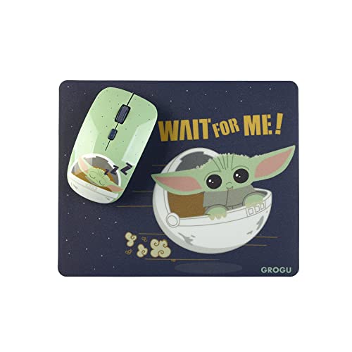 Set originale composto da un tappetino per mouse con design di Grogu/Baby Yoda su sfondo blu e un mouse wireless verde anch'esso con Grogu Baby Yoda.