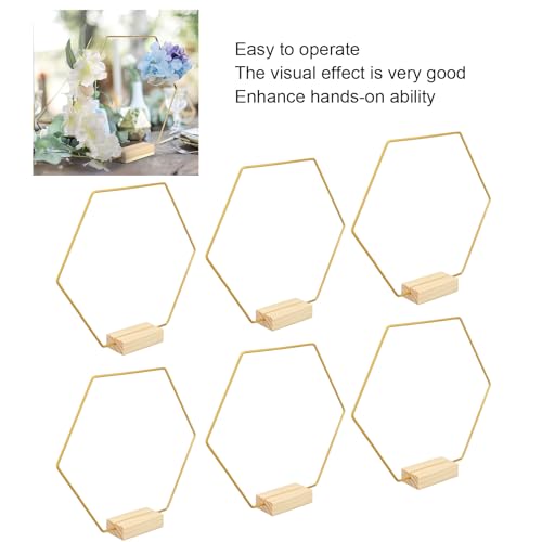Centros de mesa hexagonales dorados para bodas y banquetes elegantes con bases de madera natural 3