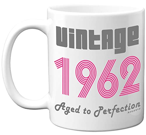 Stuff4 Regalos 60 cumpleaños mujeres hombres – Taza café vinatge rosa 1961, tazas cerámica aptas lavavajillas, taza mejor amigo cumpleaños Navidad, regalos divertidos 60 cumpleaños ella