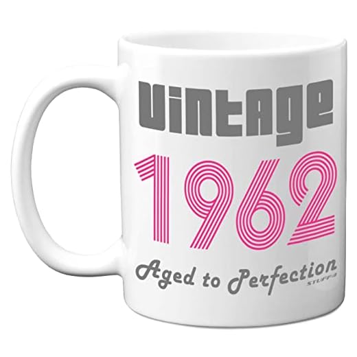 Stuff4 Regalos 60 cumpleaños mujeres hombres – Taza café vinatge rosa 1961, tazas cerámica aptas lavavajillas, taza mejor amigo cumpleaños Navidad, regalos divertidos 60 cumpleaños ella