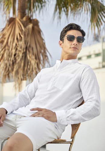 Hombre sentado al aire libre usando la camisa blanca de lino, con gafas de sol y un entorno de playa