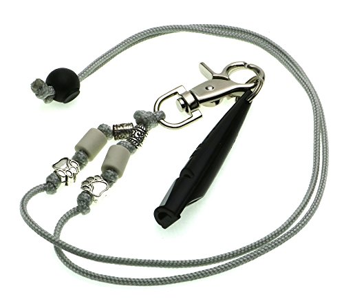 KulturGUT-shop Silbato para Perros, frecuencia de 221,5 Hz, Ideal para la educación y formación del Perro con Cinta Decorativa Plateada de Paracord con Perlas EM y Colgantes.