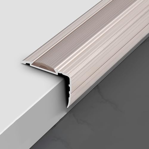 Bande de marche or en aluminium pour l'escalier d'un loft ou d'un hôtel
