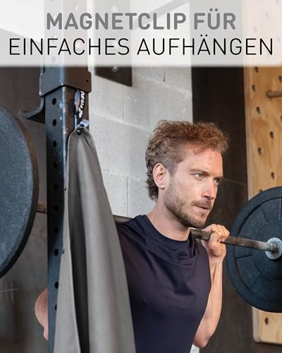Fit-Flip Mikrofaser Handtuch ausgebreitet auf einer Sportmatte mit Schlüssel in der Seitentasche.