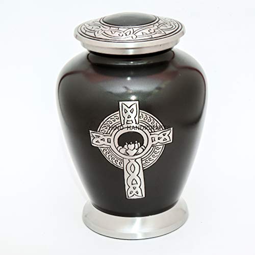 Hind Handicrafts Urne funéraire en aluminium gravée en forme de cœur avec croix celtique pour cendres humaines adultes – Urne funéraire pour cendres – Grande taille – Sac inclus (17,8 x 17,8 x 25,4 cm