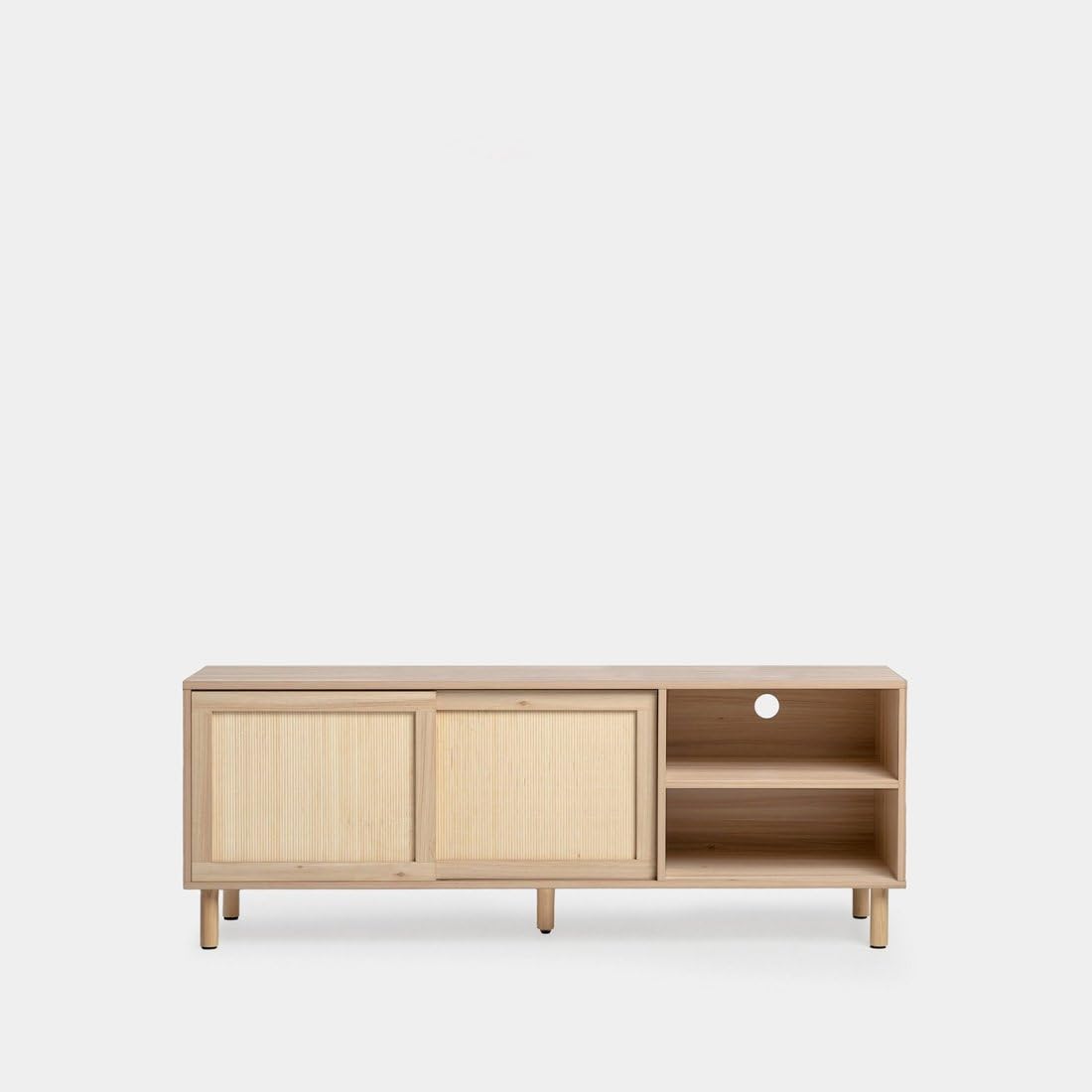 Mueble TV Timor, acabado madera y bambú natural, estilo original y cálido, 2 puertas correderas, 2 estanterías, pasacables, dimensiones 140 x 54 Cm.