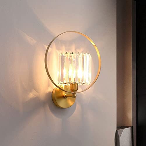Aplique de pared con pantalla de cristal y acabado de latón noble de diseño atemporal