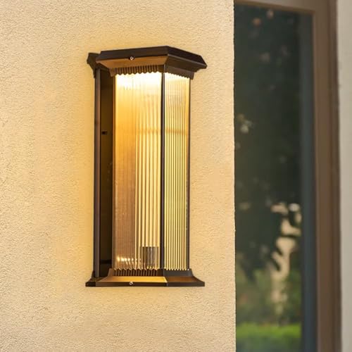 Lámparas de pared largas para iluminar un jardín moderno con luz solar