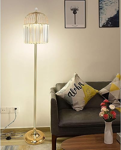 Lámpara de pie dorada con brillo ajustable que soluciona la falta de luz en salas 7