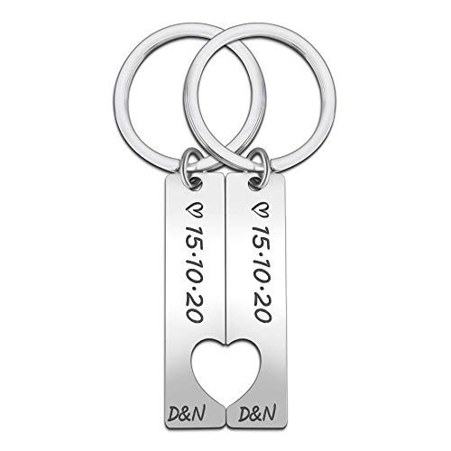 KOOWARM Llaveros personalizados de piezas de rompecabezas Llaveros personalizados para él y para ella Llaveros personalizados con fecha y nombre grabados Llavero de amor Regalo para novia Novio Día Cover